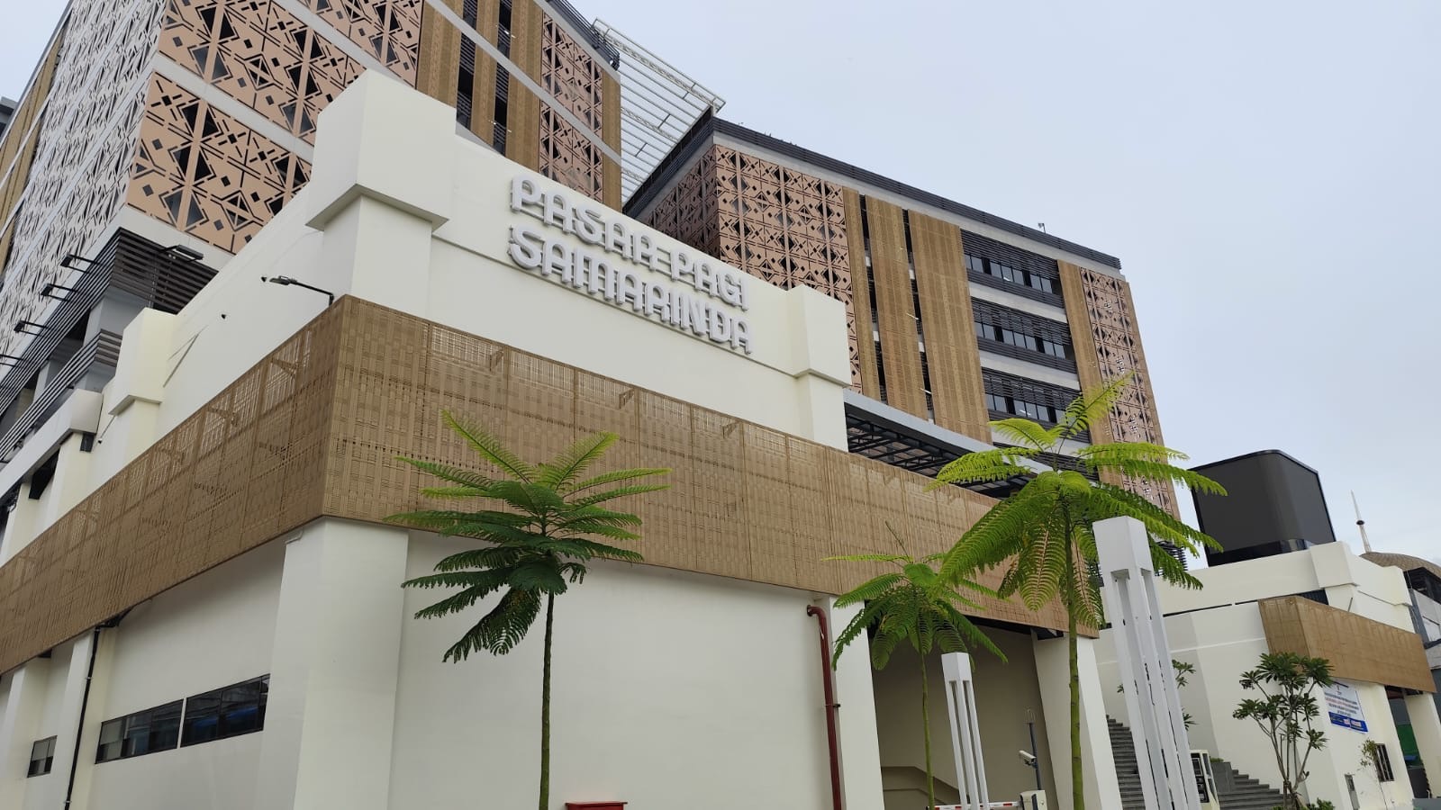 Gedung baru Pasar Pagi di Kecamatan Samarinda Kota masih mengalami tempias air hujan pada saat hujan deras, meskipun lebih dari seribu pedagang sudah berjualan.