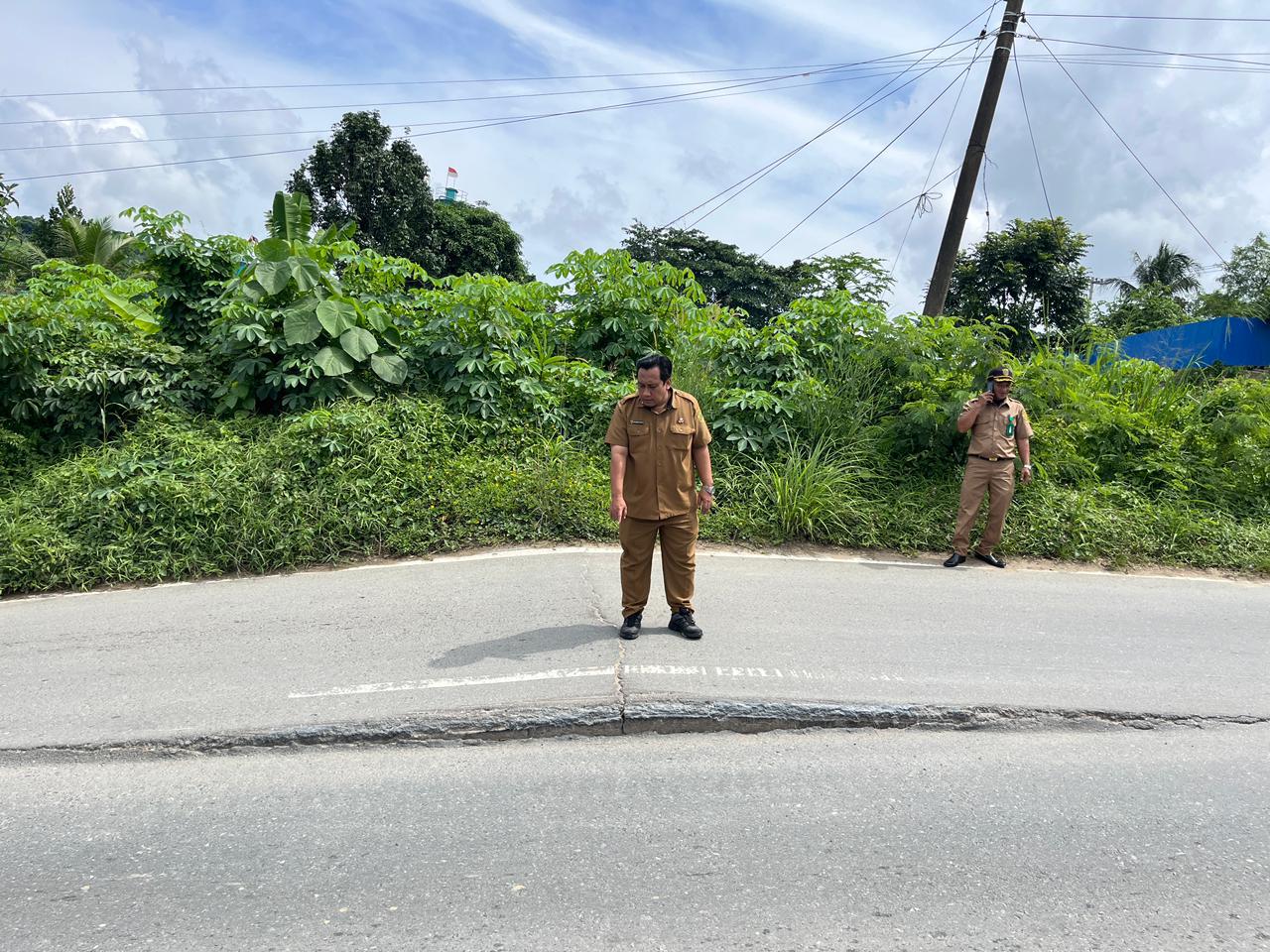 TANGGAP: Eko Purwanto ketika mengecek aspal yang terangkat di Jalan P Suryanata Kecamatan Samarinda Ulu, awal Januari lalu.