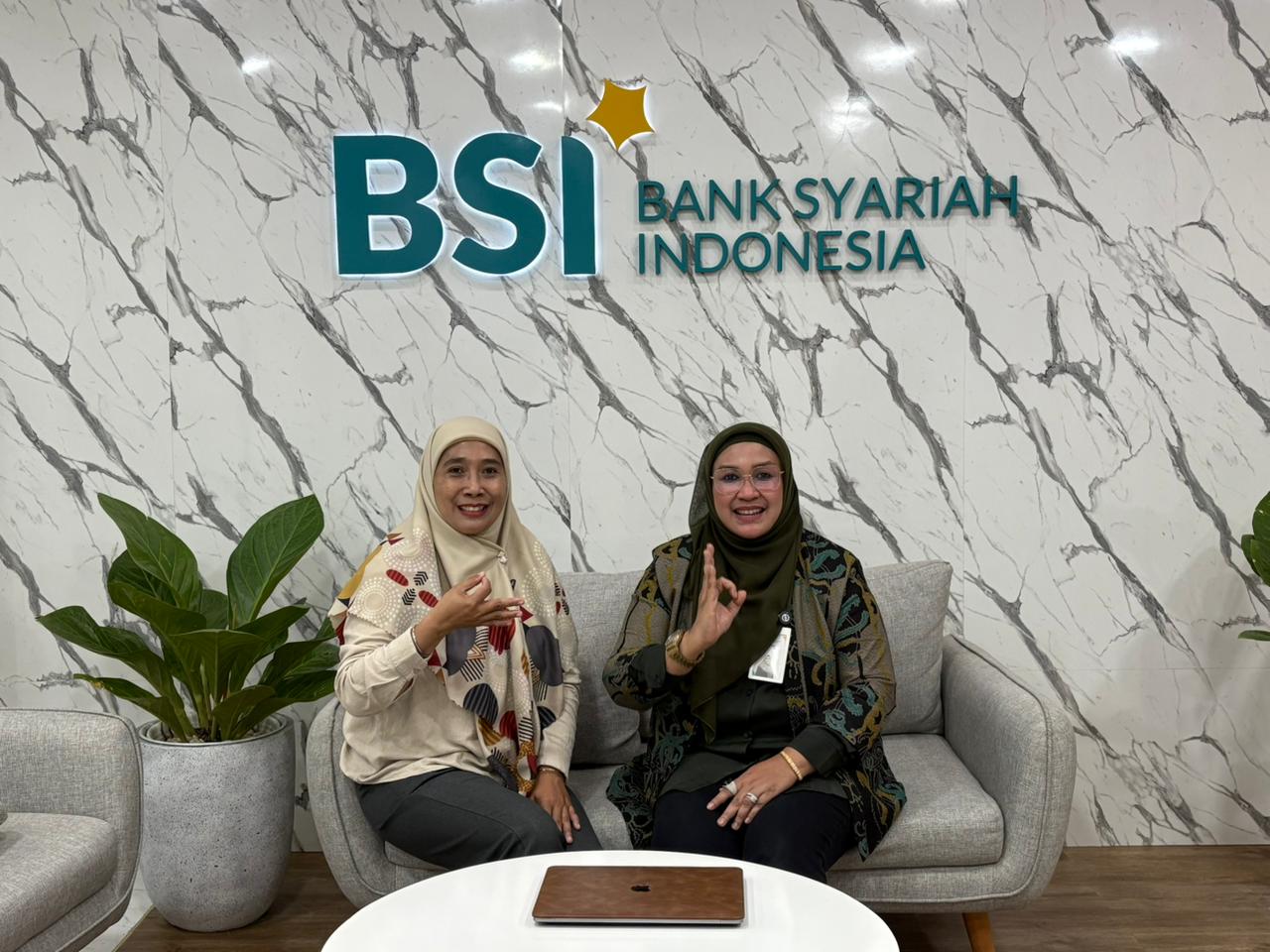 PRODUK UNGGULAN: Andi Asni (kanan), Area Manager Area Balikpapan berbincang soal Tabungan Haji dan Tabungan Emas dalam program talkshow di radio KPFM Balikpapan, Senin (19/1/2026).