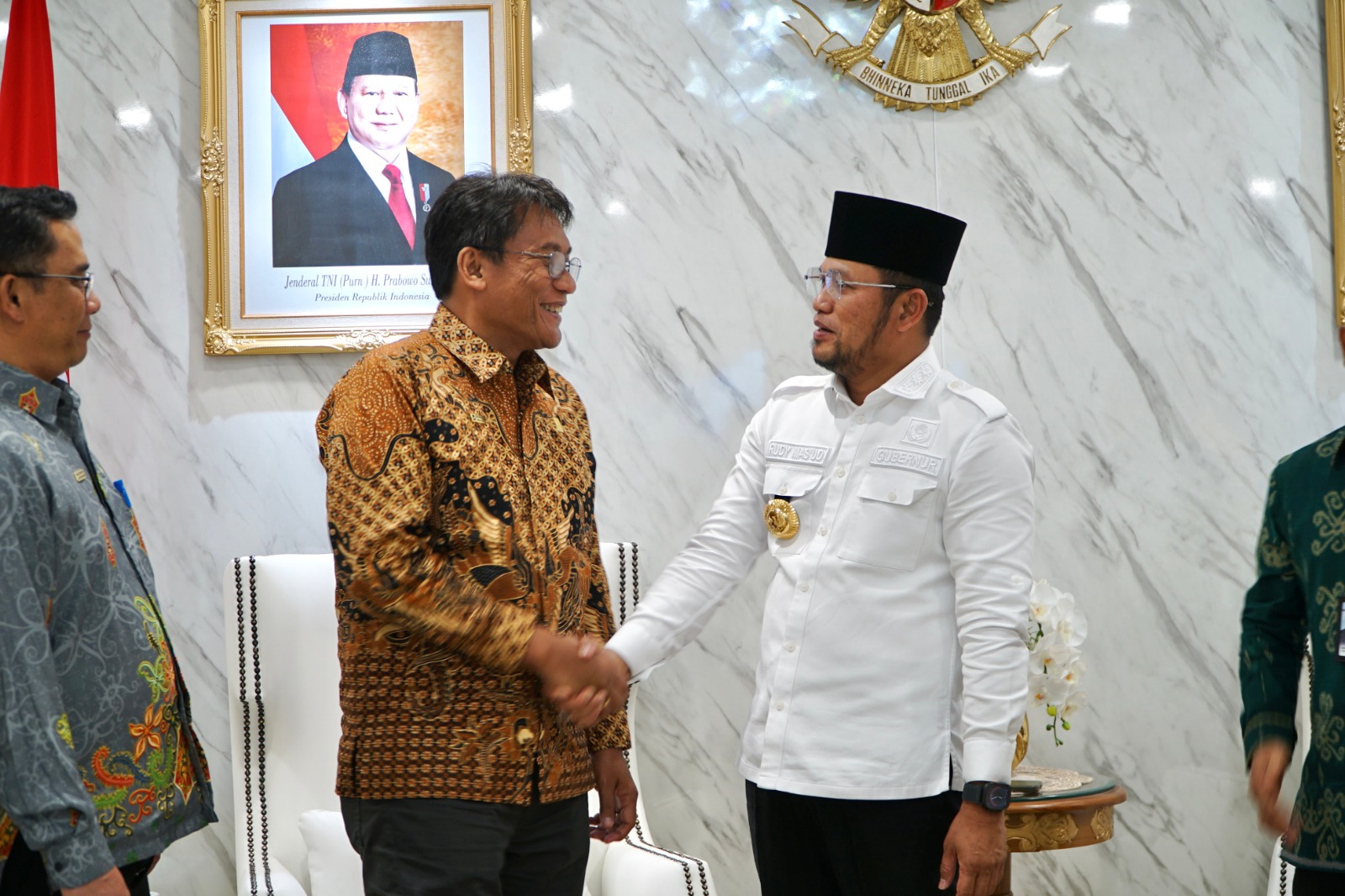 AUDIENSI: GM PLN UIP KLT Basuki Widodo berjabat tangan dengan Gubernur Kalimantan Timur Rudy Mas&rsquo;ud sebagai simbol penguatan kerja sama PLN dan Pemerintah Provinsi Kalimantan Timur.