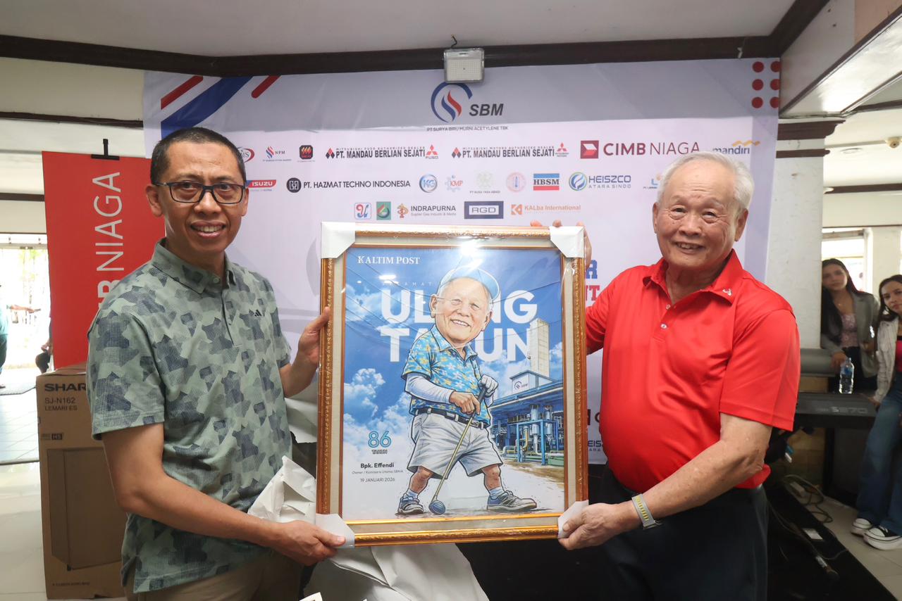 Ivan Firdaus (kiri) menyerahkan cendera mata kepada Effendi berupa karikatur bergambar dirinya. (FOTO ANGGI PRADITHA/KP)