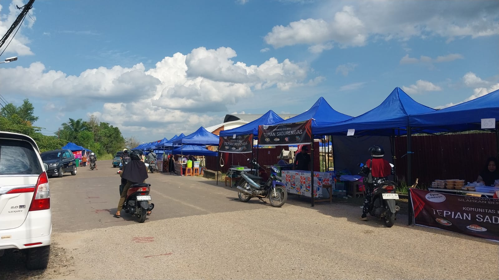PENUH ANTUSIAS: Tiap akhir pekan dan Senin pagi akan ada bazar di area GOR Sadurengas Paser. NAJIB KP