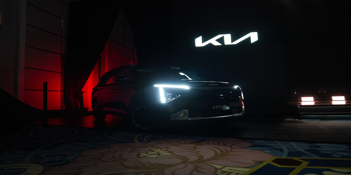 Siluet wajah baru Kia Carens ditampilkan perdana dalam acara Kia&rsquo;s Next Chapter di Jakarta. Rabu (14/01/2026).