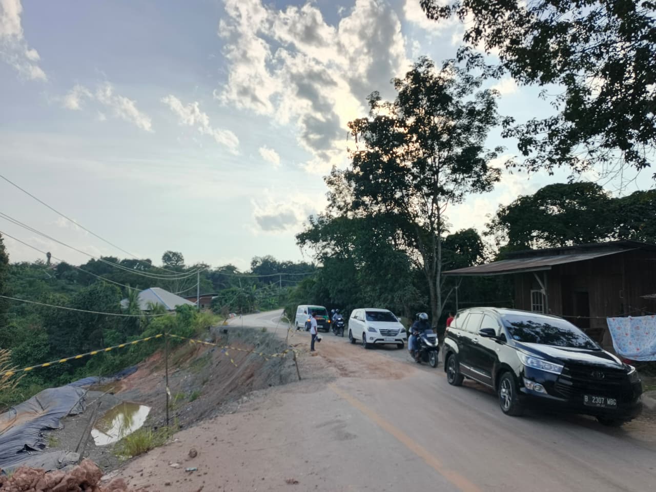 Badan Jalan Poros Sangatta-Bengalon tergerus longsor dan menyisakan satu lajur kendaraan. (FOTO JUFRIADI/KP).