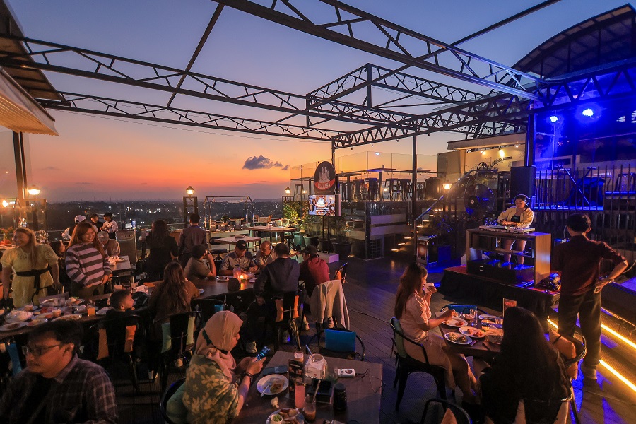 ROMANTIS: Hotel Platinum Balikpapan menghadirkan paket makan malam eksklusif bertajuk Symphony of Love Vol.2 di Rooftop Terrace pada momen Hari Valentine 2026.