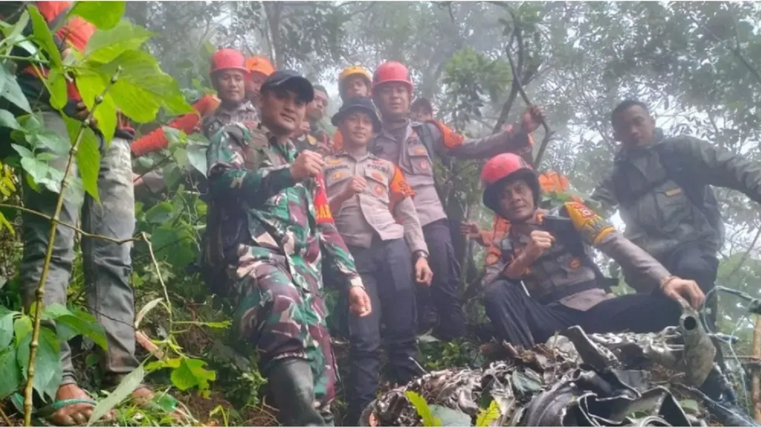 PENYELAMATAN: Tim SAR gabungan yang melakukan upaya penyelamatan terhadap korban jatuhnya pesawat ATR 42-500 milik Indonesia Air Transport.