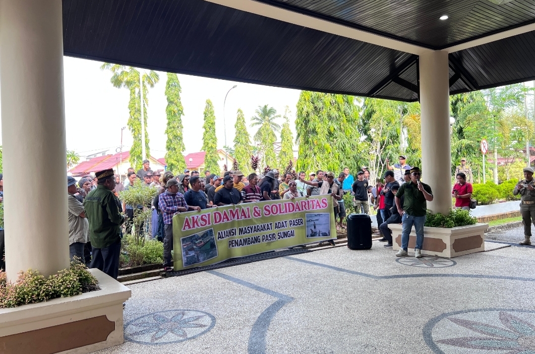 MINTA KEJELASAN: Aliansi Masyarakat Adat Paser datang ke kantor DPRD Paser menuntut perizinan penambangan pasir dan penahanan kepada sejumlah penambang, Senin (19/1).