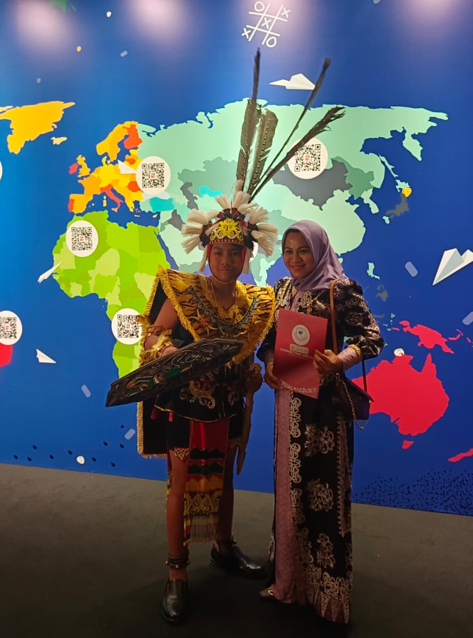 Bintang menerima penghargaan dari Komite AYIMUN sebagai Best Delegate Dress Culture Award, didampingi orangtuanya, Nia Nuswantari. Lokasi Berjaya Times Square Hotel, Kuala Lumpur, Malaysia.