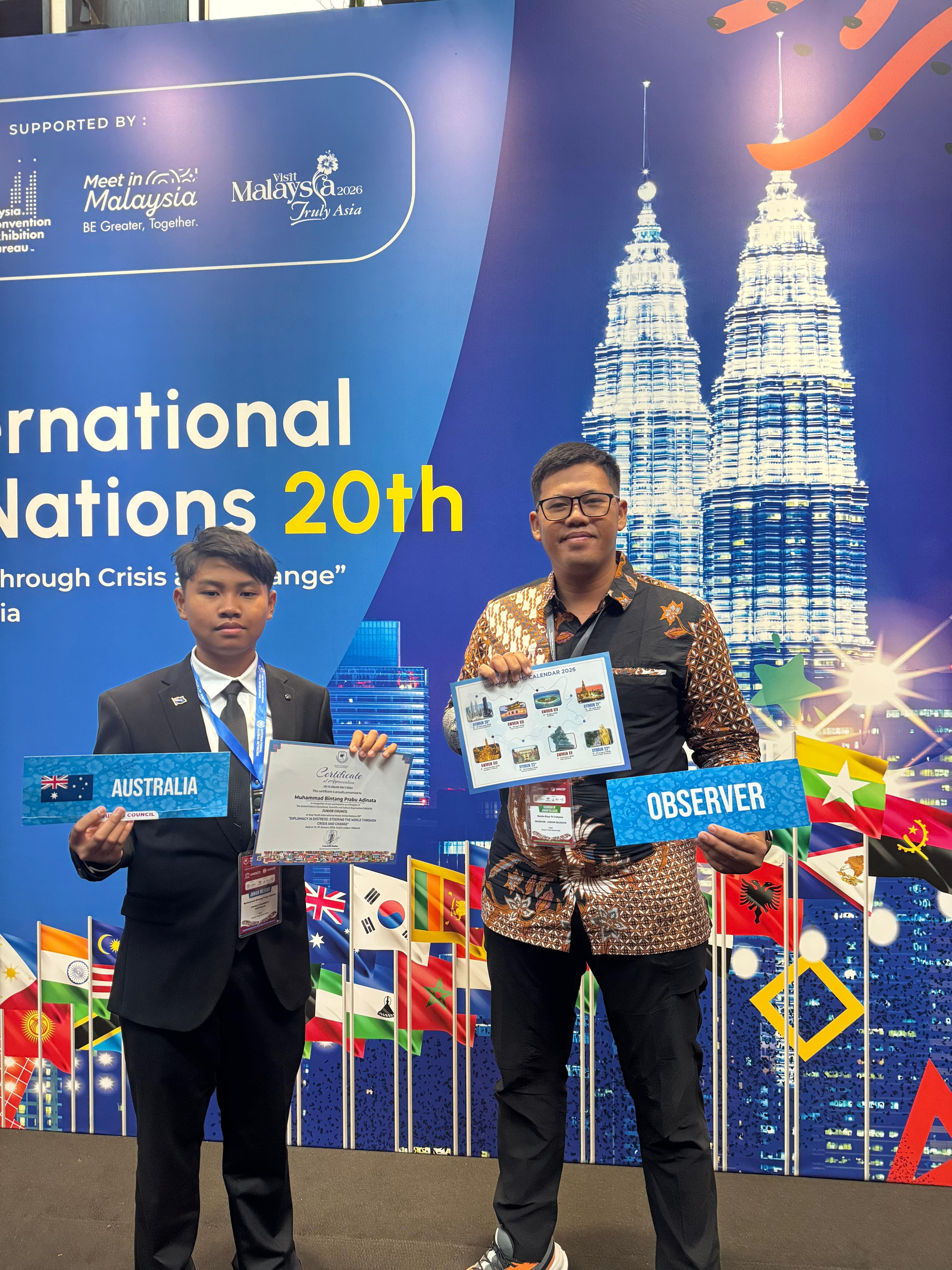 PRESTASI: Bintang (kiri) menerima piagam sebagai Delegasi Junior Council UNESCO Chamber II, didampingi Rendra Bayu Tri Cahyono, Founder Apple Town.