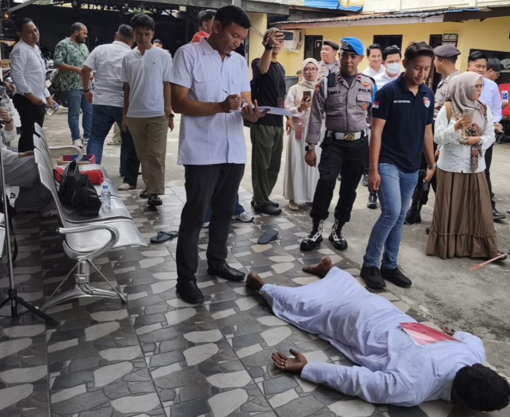 REKA ADEGAN: Penyidik gelar reka adegan kasus pembunuhan, di mana korban dibuang ke laut.