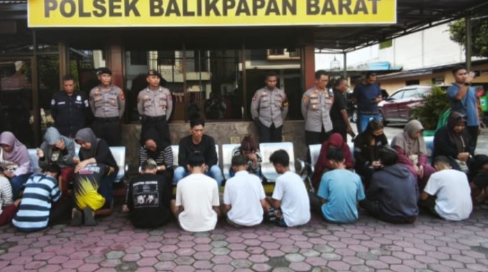 MENYESAL: Ada 14 remaja diamankan Polsek Balikpapan Barat diduga hendak tawuran membawa senjata tajam. Mereka menyesal saat dipertemukan orangtuanya.