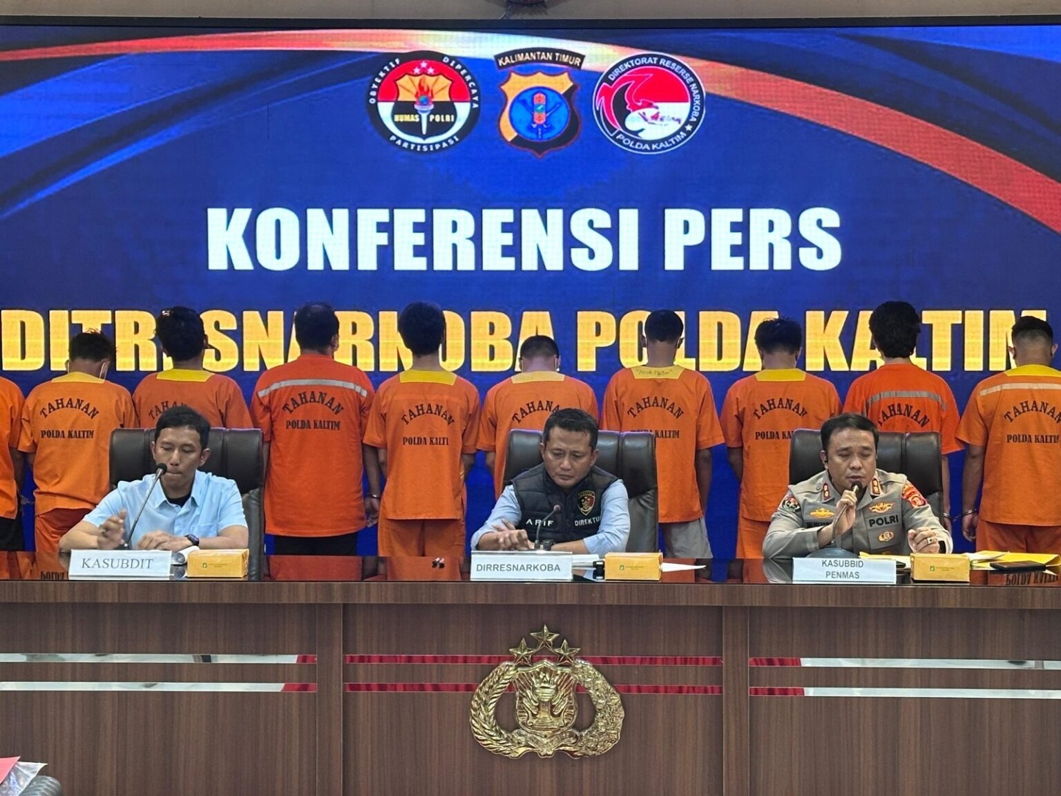 PINDAH TUGAS: Kombes Arif Bastari (tengah) ketika membeberkan sejumlah kasus narkoba di Kaltim.
