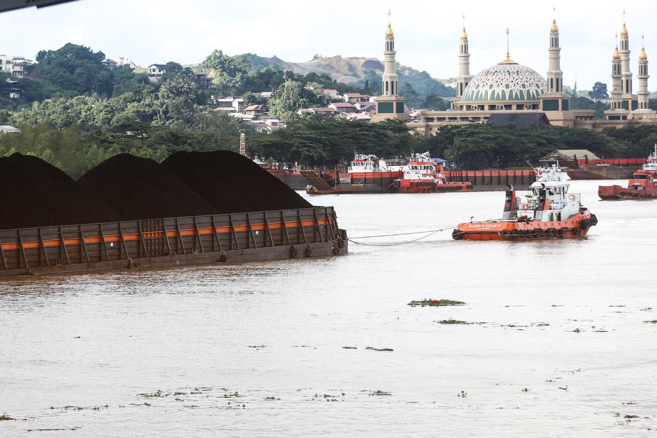 Aktivitas kapal tongkang di Sungai Mahakam, Samarinda, yang akan ditata Pemprov Kaltim melalui pengelolaan tambatan dan rencana penarikan tarif. Regulasi teknis perizinan masih belum ditetapkan.  (KP)