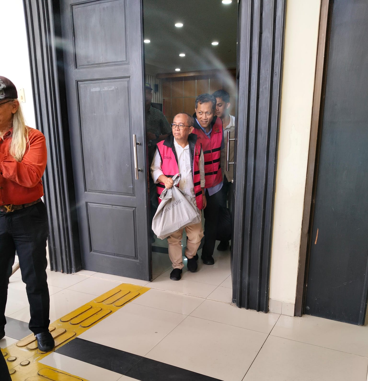 Dua terdakwa kasus korupsi jaminan reklamasi CV Arjuna, Amrullah (depan) dan Idi Erik Erianto. (Bayu/KP)