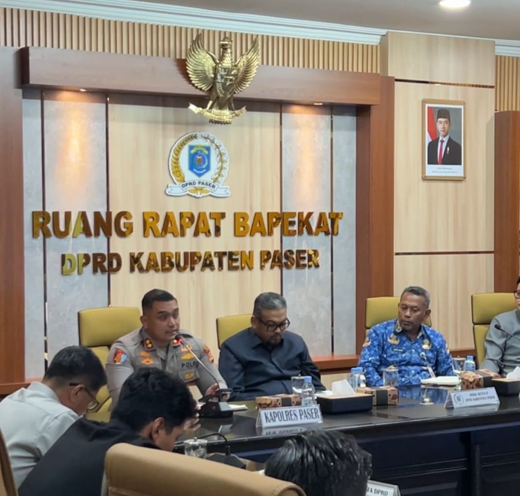 MEDIASI: Kapolres Paser AKBP Novy Adi Wibowo di kantor DPRD Paser, Senin (19/1/2026).