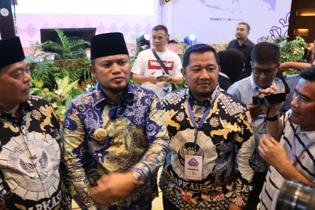PEMBANGUNAN: Mudyat Noor bersama Gubernur Kaltim Rudy Mas&rsquo;ud menghadiri Rakernas XVII APKASI di Batam.