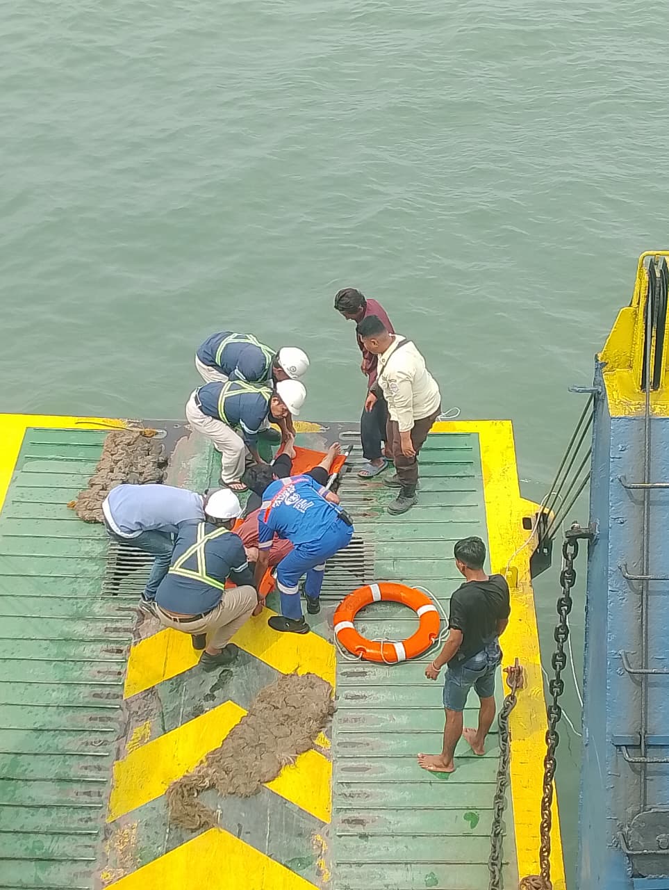 LOMPAT: Upaya penyelamatan terhadap penumpang perempuan yang melompat ke laut dari atas Feri Goropa yang sandar di Dermaga Penajam, PPU.