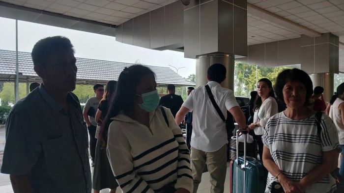 DUKA; Dengan wajah tertutup masker, ibunda Florencia tak kuasa menahan kesedihan saat menempuh perjalanan ke Makassar demi menanti kabar sang putri.