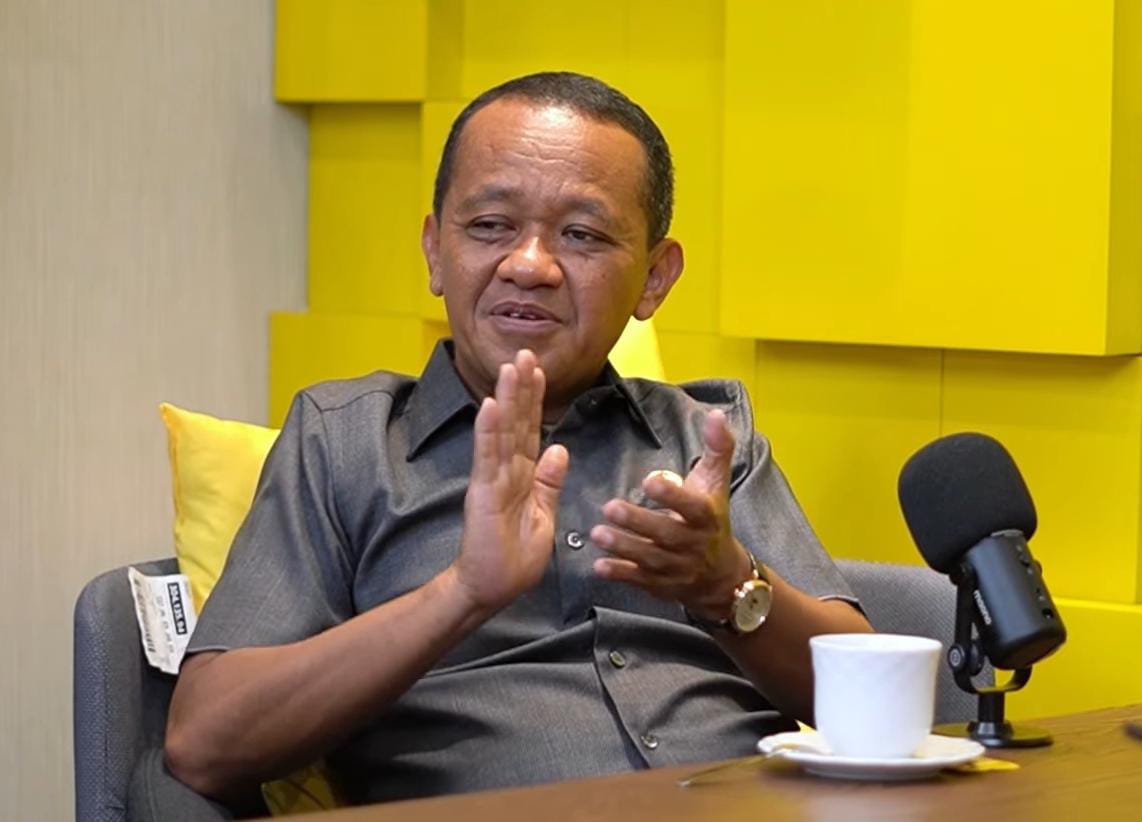 Momen Bahlil tertawa saat melihat meme joget AI yang membuat video podcastnya viral.