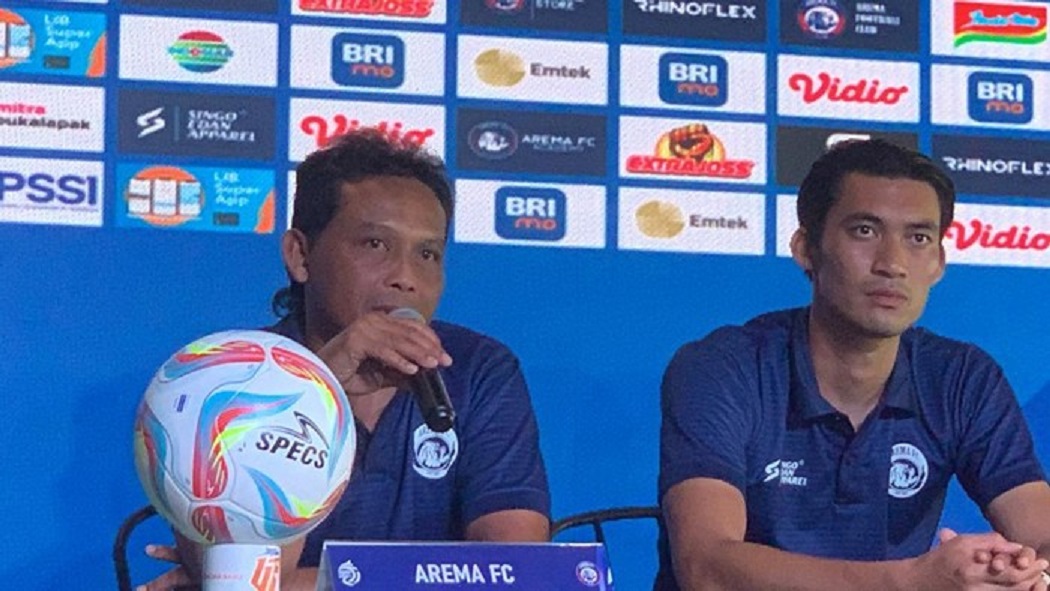FC Kuncoro (alm), asisten Pelatih Arema FC (kiri).