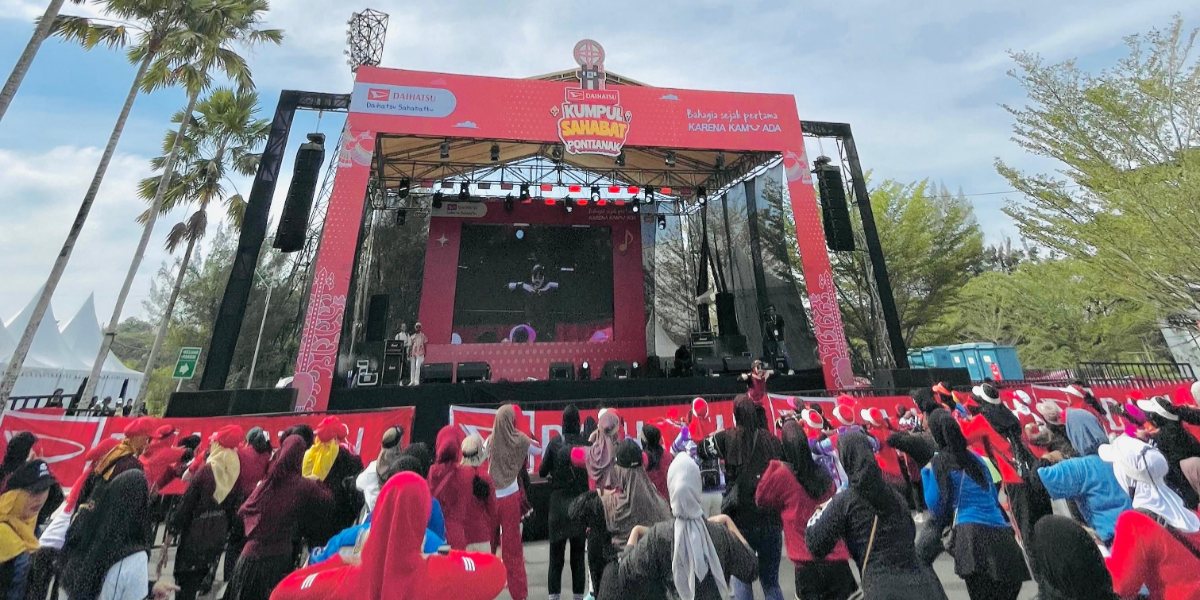 Suasana Daihatsu Kumpul Sahabat di Pontianak berlangsung meriah dengan rangkaian kegiatan dari zumba hingga penampilan D&rsquo;MASIV.