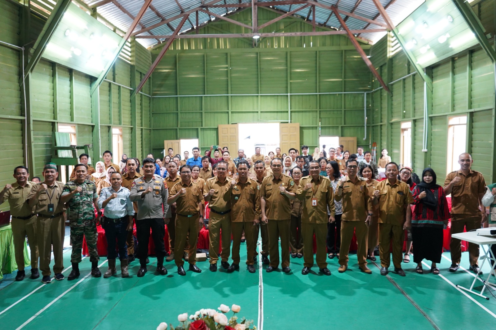 KOMPAK: Peserta Musrenbang RKPD tahun 2027 Kecamatan Muara Lawa mengabadikan momen di sela kegiatan.