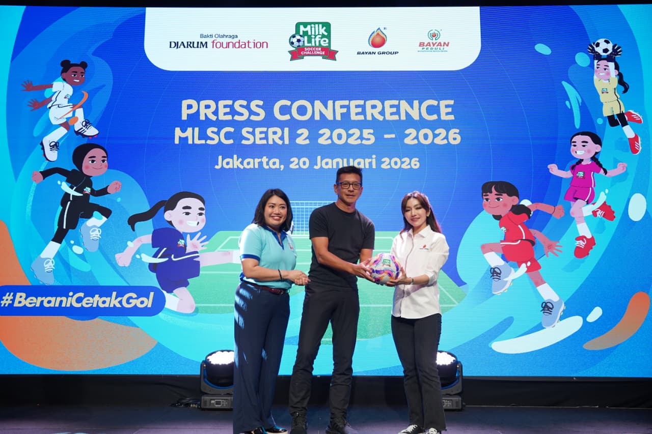 HADIR: Direktur PT Bayan Resources Tbk, Merlin (kiri), Program Director MilkLife Soccer Challenge, Teddy Tjahjono (tengah) dan Group Brand Head Dairy, PT Global Dairi Alami Vanessa Ingrid Pamela.