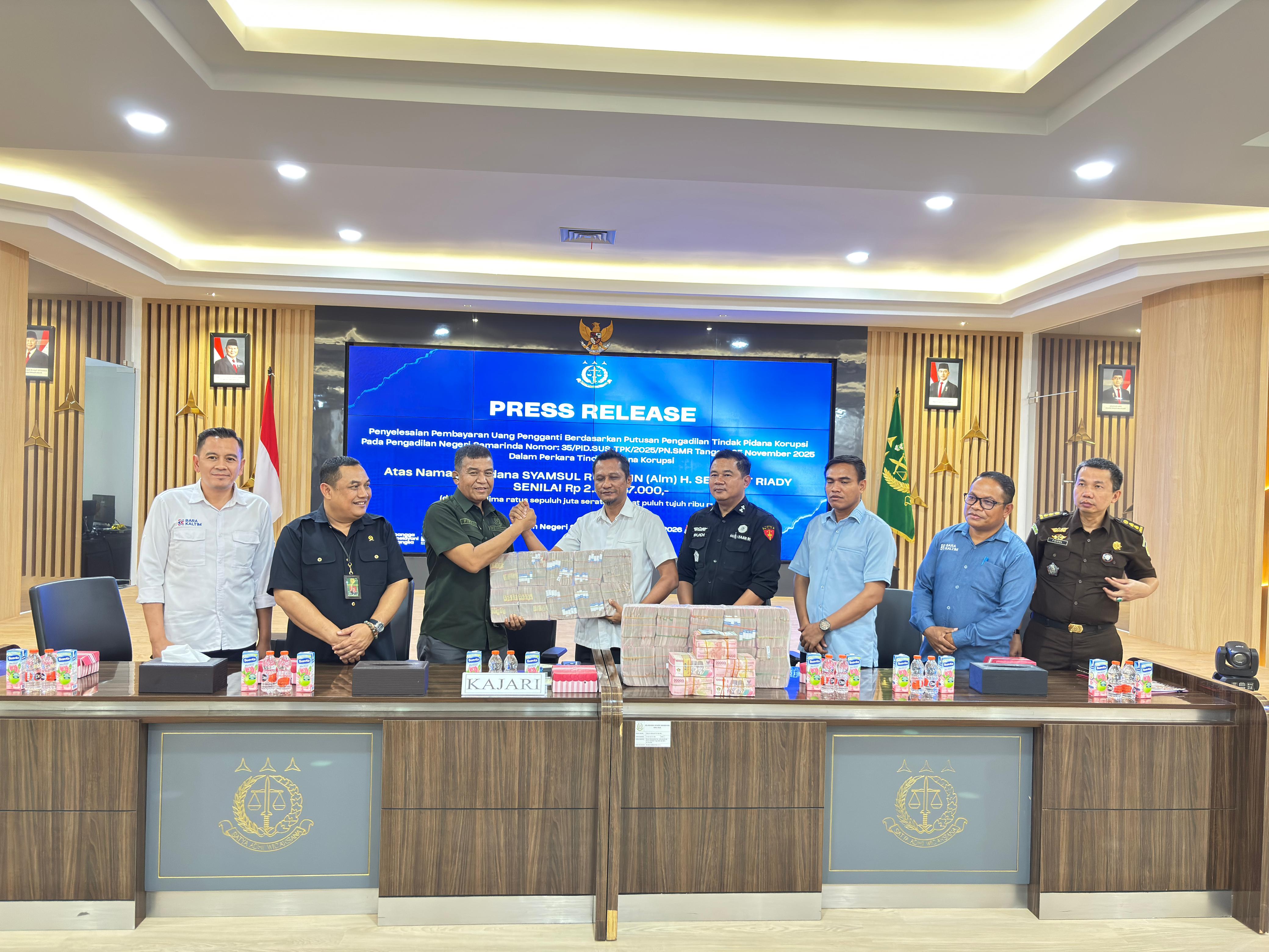 Penyerahan uang pengganti dan biaya sewa itu diterima secara simbolis Direktur utama PT BKS, Nidya Listiono didampingi Direktur Teknis BKS, Adi Gustiawarman.