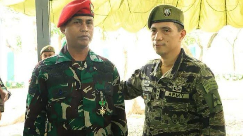 Sersan Mayor Edi Sutono (kiri)