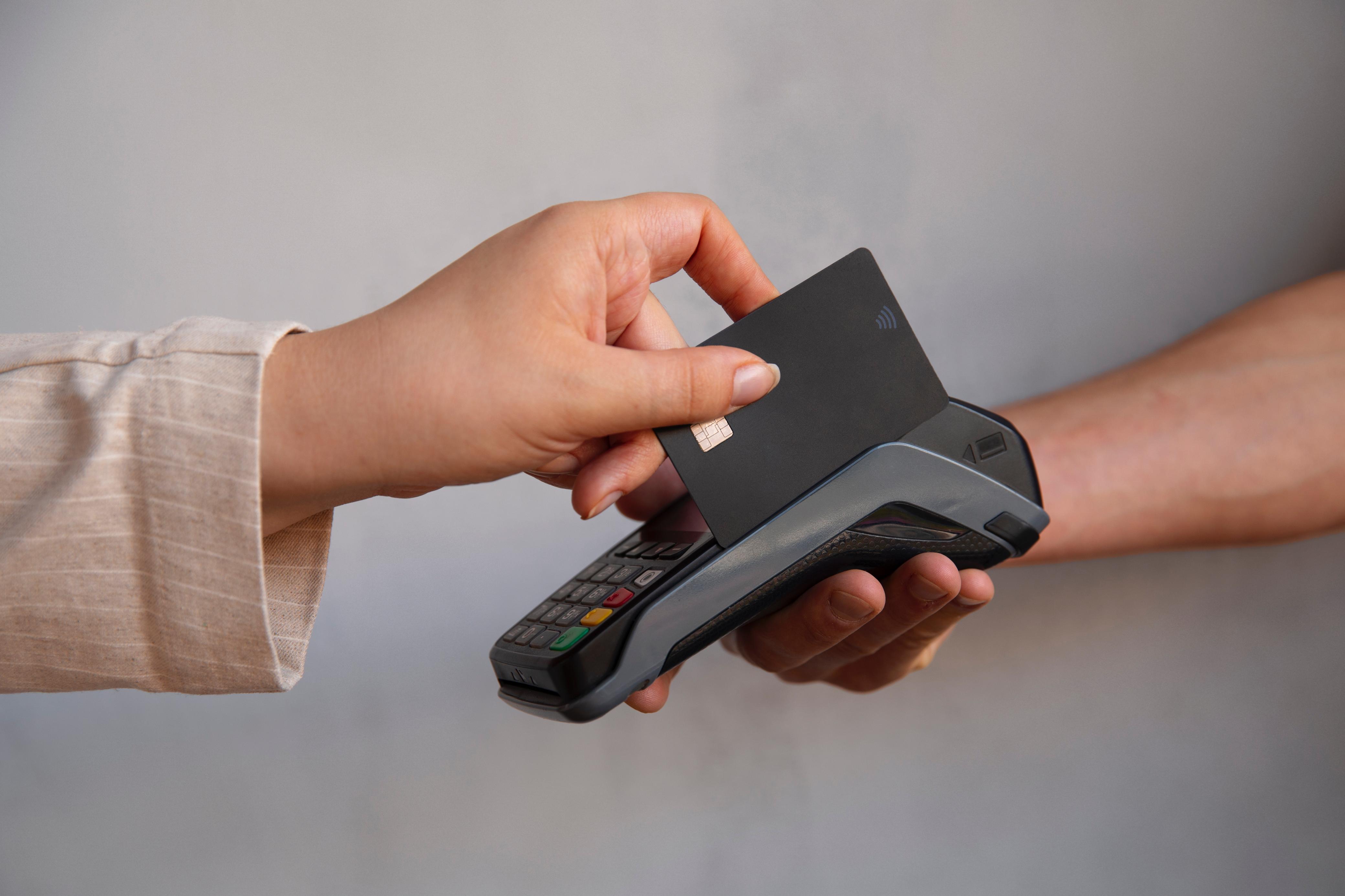 INSTRUMEN: Kartu debit/ATM masih jadi instrumen pembayaran utama masyarakat, terutama untuk transaksi rutin dan kebutuhan sehari-hari.
