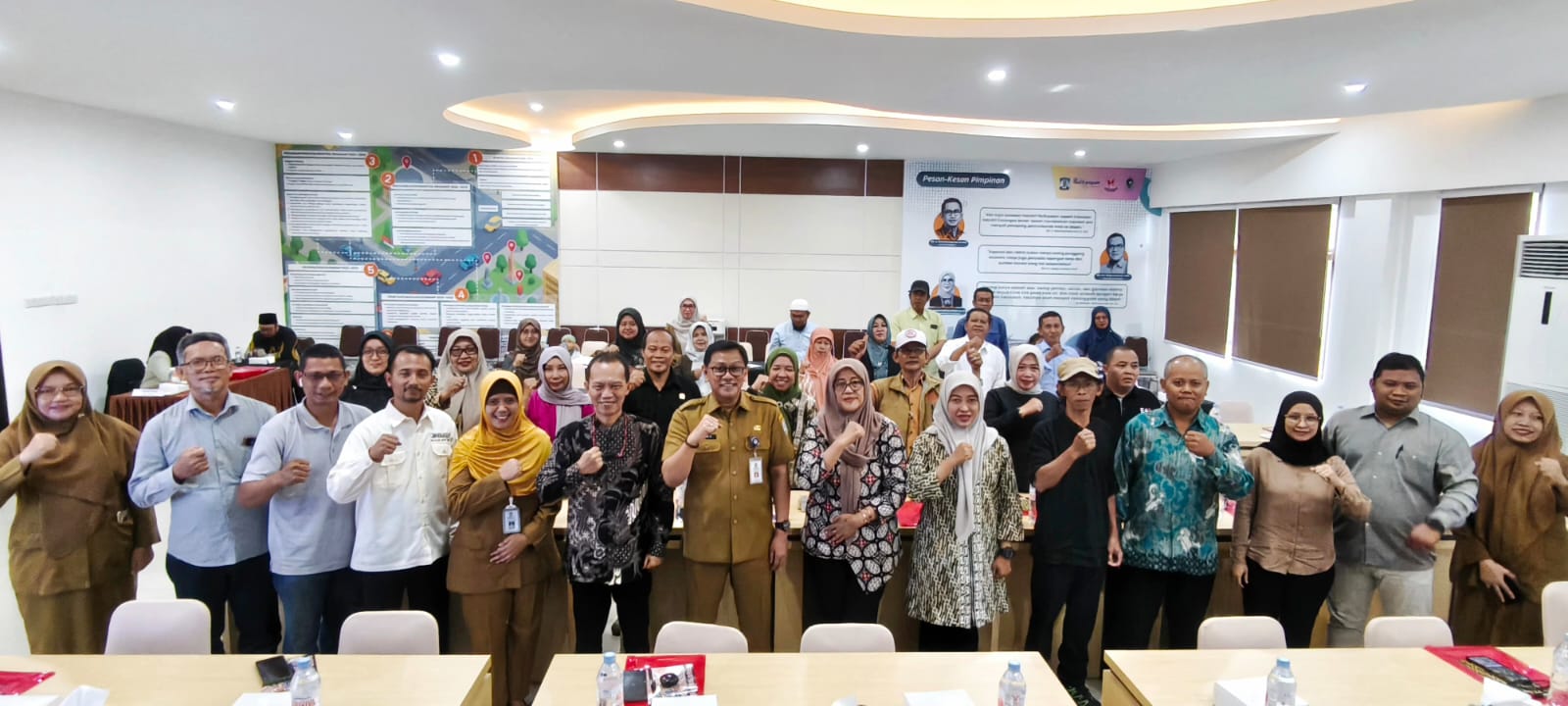 Kepala DKUMKMP Balikpapan Heruresaandy Setia Kesuma (depan tengah) berharap peserta pelatihan RAT yang diikuti KKMP dan beberapa koperasi yang baru terbentuk dapat mendorong pertumbuhan koperasi.