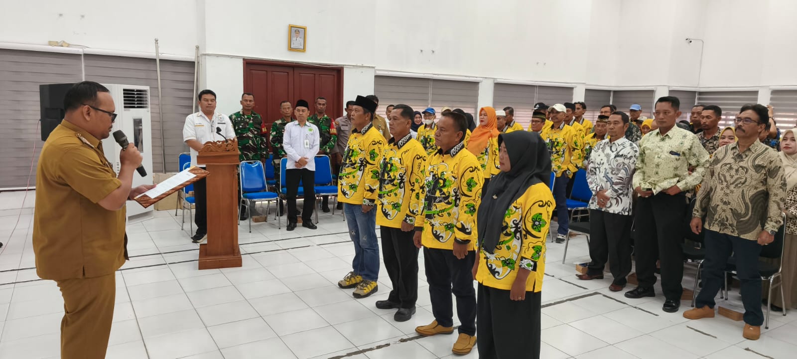 Ruddy Iskandar melantik 94 ketua RT di Balikpapan Timur. (FOTO LUPUS/KP)
