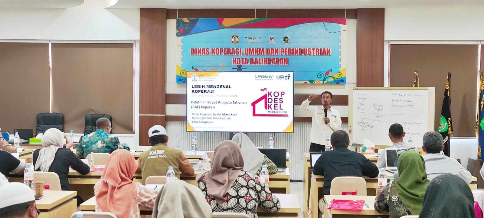 Kepala dan Pelatih Senior Lembaga Pelatihan Perkoperasian Wilayah Jawa Timur Moh Faishol Khusni memaparkan penyampaian materi yang disimak dengan seksama oleh seluruh peserta.