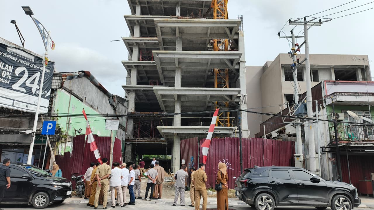 TINDAK LANJUT: Tindak lanjut tinjuan lapangan pada pembangunan gedung bertingkat milik Surya Phone dan PT Station Sumber Makmur Jaya di Jalan Abul Hasan, Samarinda.&nbsp;HAFIZ/KP