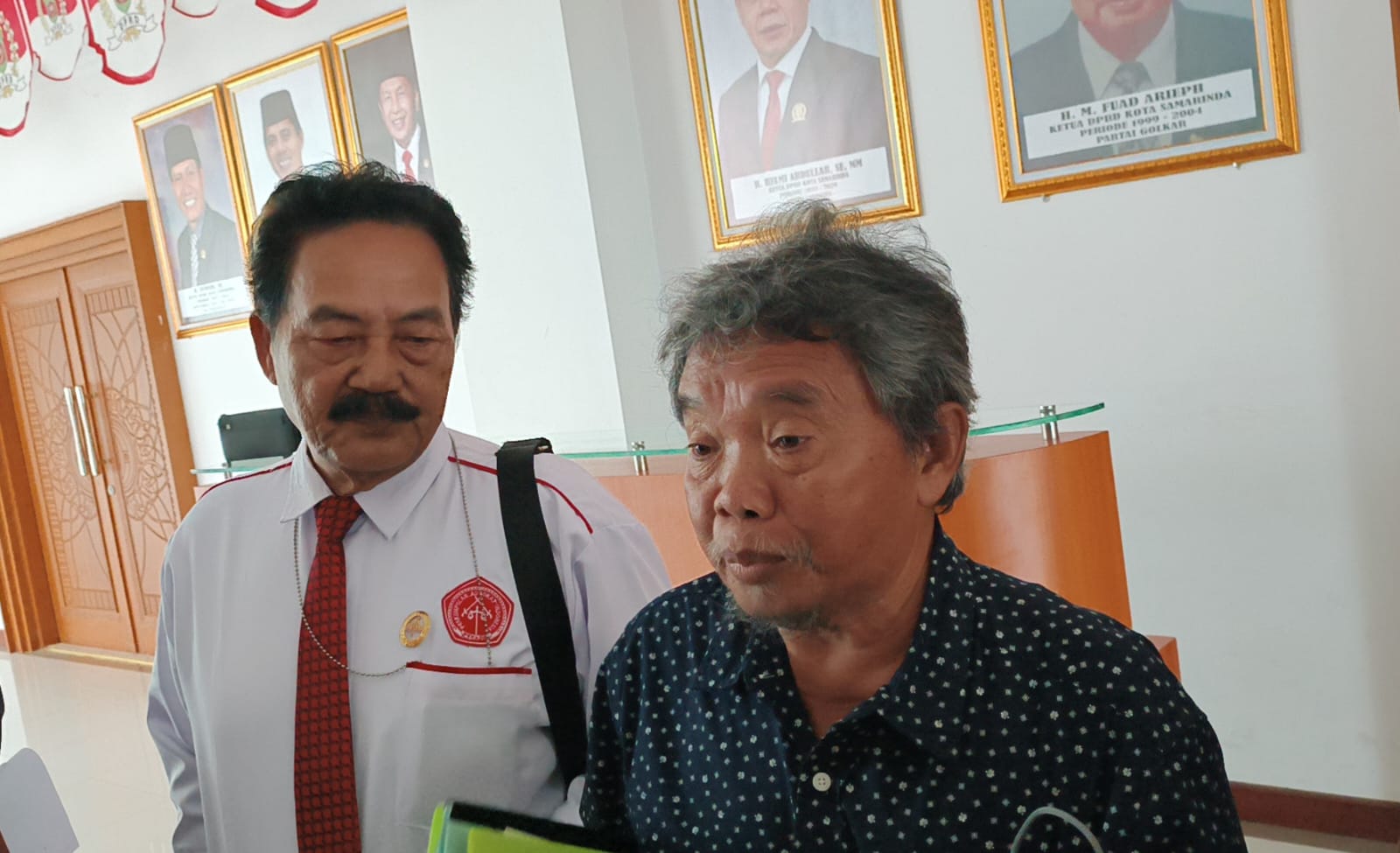 JELASKAN: Pihak ahli waris, Abdullah (kanan), bersama kuasa hukum memberikan penjelasan terkait status lahan yang kini jadi Puskesmas Sidomulyo.&nbsp;HAFIZ/KP
