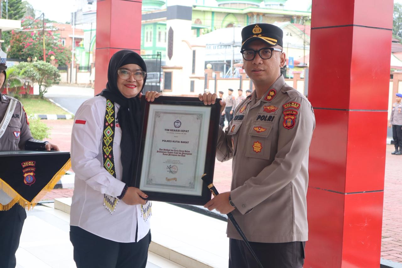 Ketua TRC PPA Indonesia Jeny Claudya Lumowa (kiri) menyerahkan penghargaan kepada Kapolres Kutai Barat AKBP Boney Wahyu Wicaksono atas komitmen penanganan kasus perempuan dan anak. (IST)