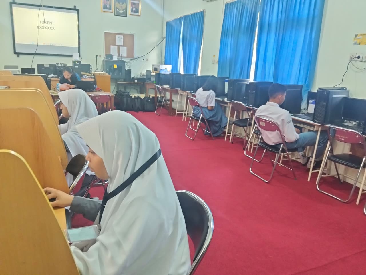 HENING: Situasi ujian tes kemampuan akademik (TKA) di SMA 2 yang diikuti pelajar.
