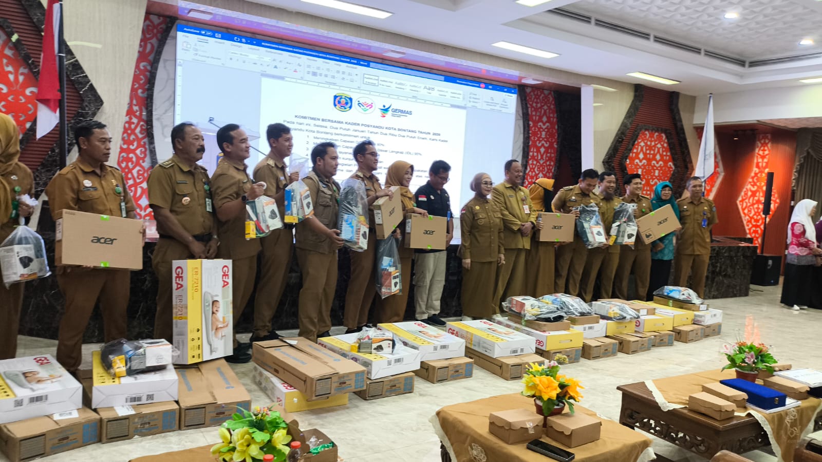 SARANA PENUNJANG: Wali Kota Bontang Neni Moerniaeni menyerahkan fasilitas untuk menunjang kinerja kader posyandu.