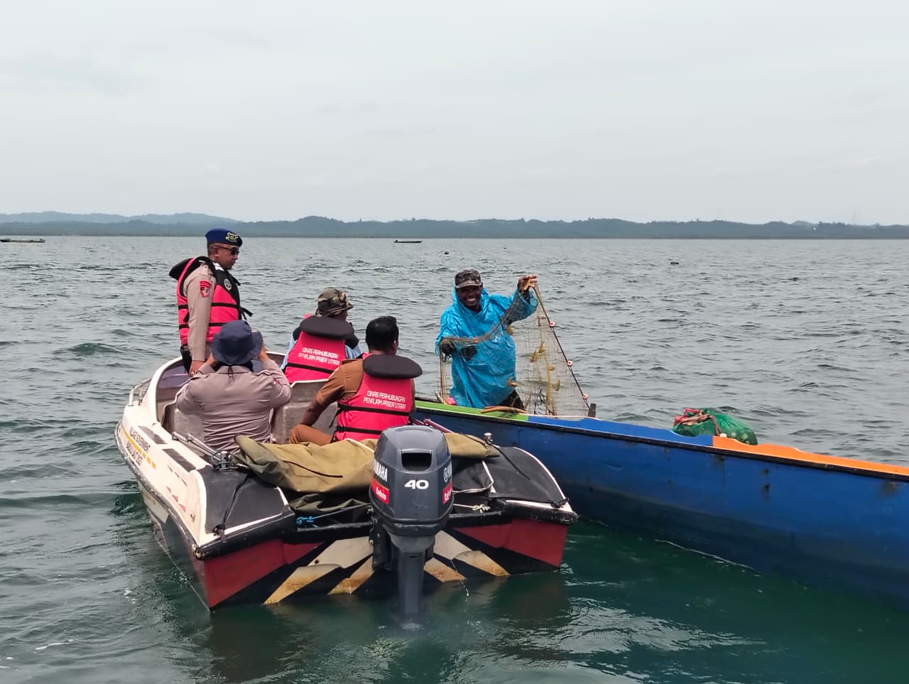 PATROLI PERAIRAN: Menggunakan speedboat, personel melakukan patroli perairan Balikpapan-Penajam Paser Utara.