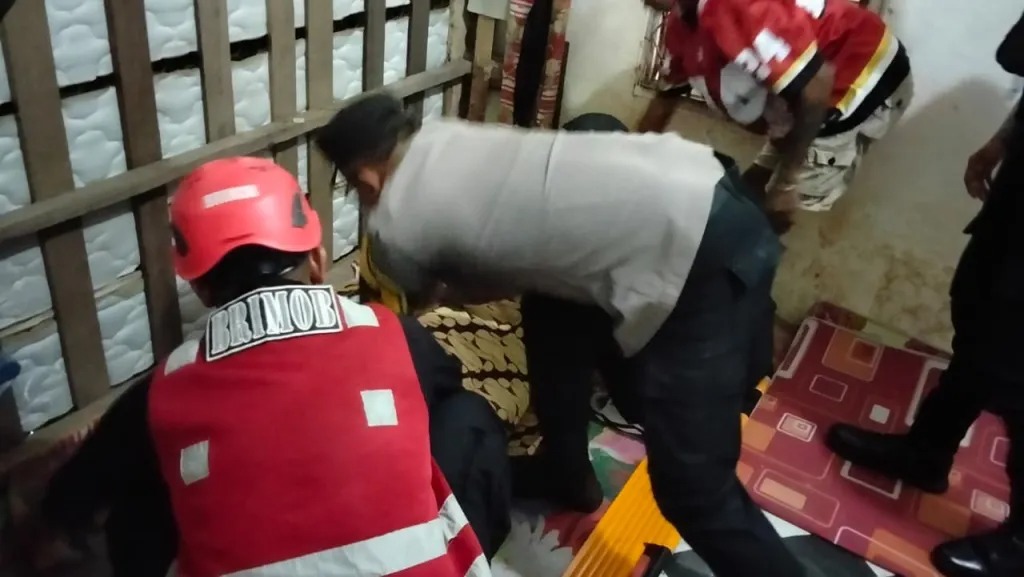 EVAKUASI: Jasad korban meninggal ditemukan warga setempat dievakuasi tim gabungan.
