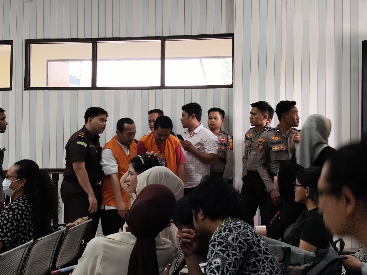 Niko Hendro Simanjuntak, Andi Jhon Erik Manurung, dan Syuria Ehrikals Langoday di Pengadilan Negeri Samarinda. (BAYU/KP)
