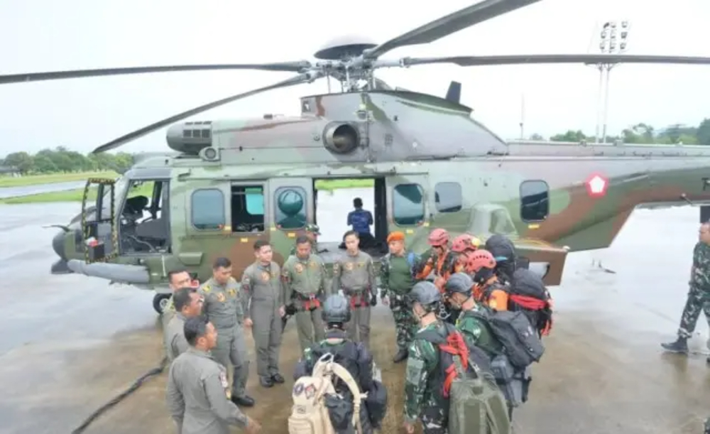 EVAKUASI: Pasukan Korpasgat dan Basarnas saat berdiri di depan helikopter Caracal untuk persiapan melakukan proses evakuasi pesawat ATR 42-500.