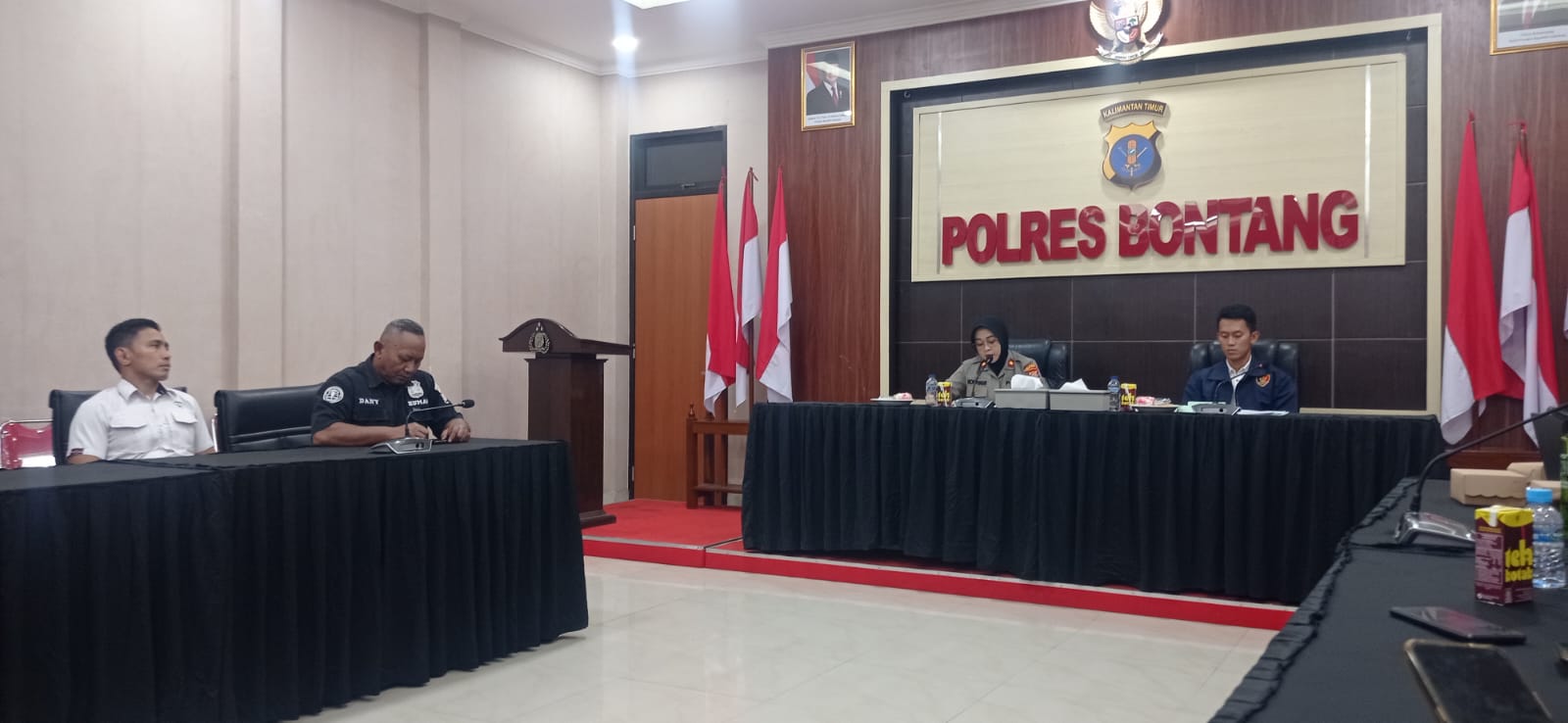 TERSANGKA: Polres Bontang telah menetapkan delapan orang sebagai pelaku pencurian sepeda motor dan penadah. FOTO: ADIEL KUNDHARA/KP
