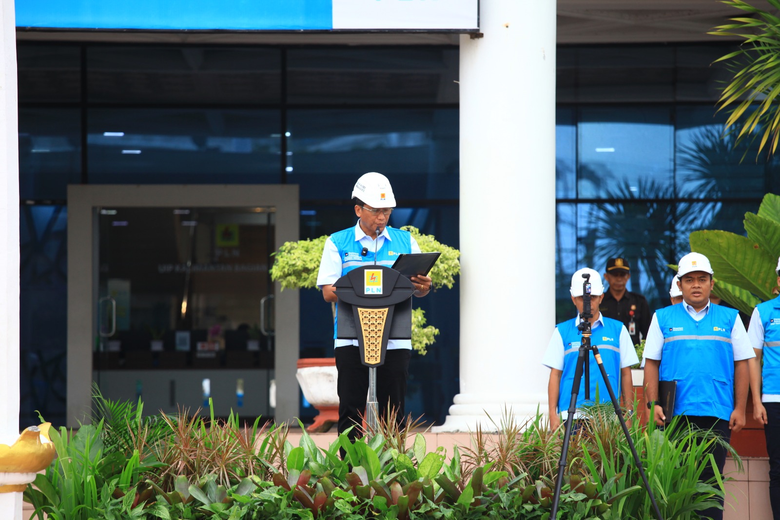 SAMBUTAN MENTERI: General Manager PLN UIP KLT, Basuki Widodo, selaku pembina upacara membacakan sambutan menteri ketenagakerjaan dalam Apel Bulan K3 Nasional 2026.