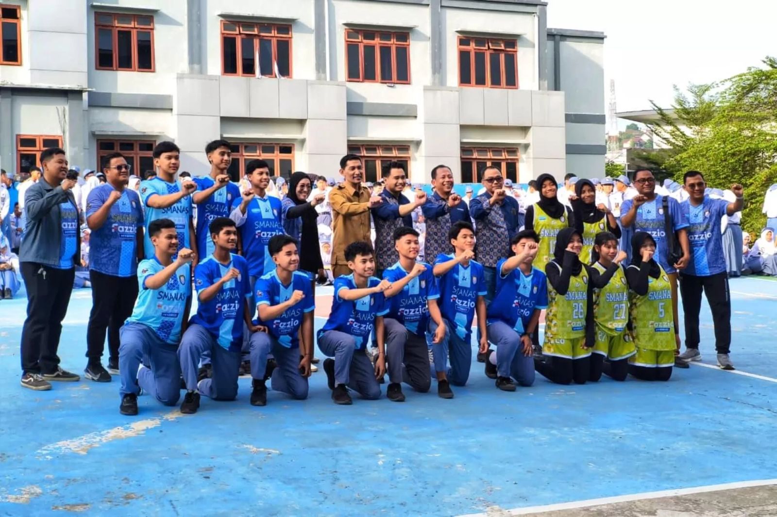 PEDULI: Manajemen STSJ bersama para atlet SMA 16 Samarinda.