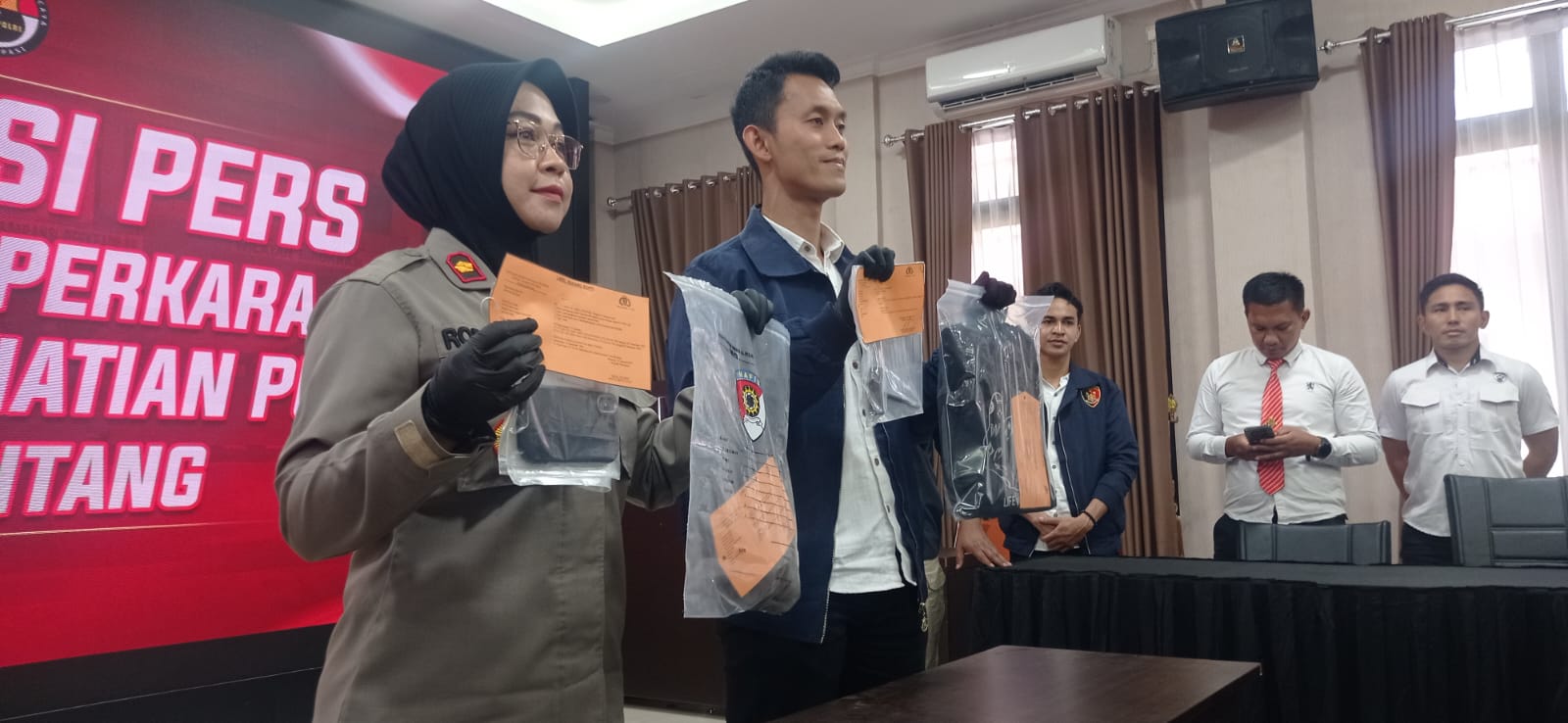 BARANG BUKTI: Barang bukti kasus penganiayaan yang diungkap oleh Satreskrim Polres Bontang di salah satu tempat hiburan malam. FOTO: ADIEL KUNDHARA/KP