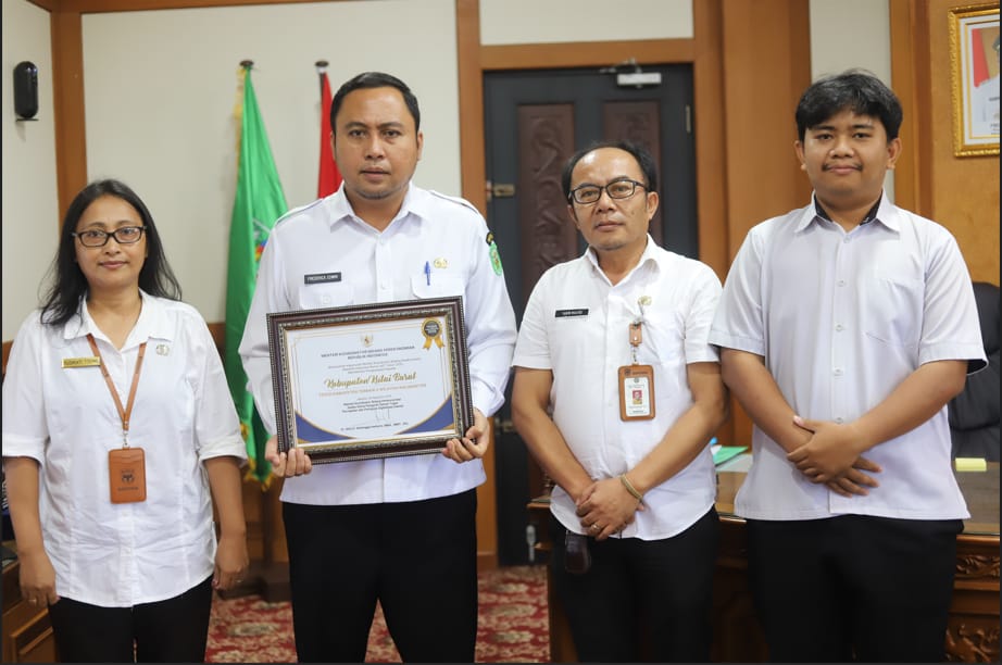 BOLEH BANGGA: Bupati Kutai Barat, Frederick Edwin (dua kiri) menerima penghargaan Juara Terbaik II TP2DD.
