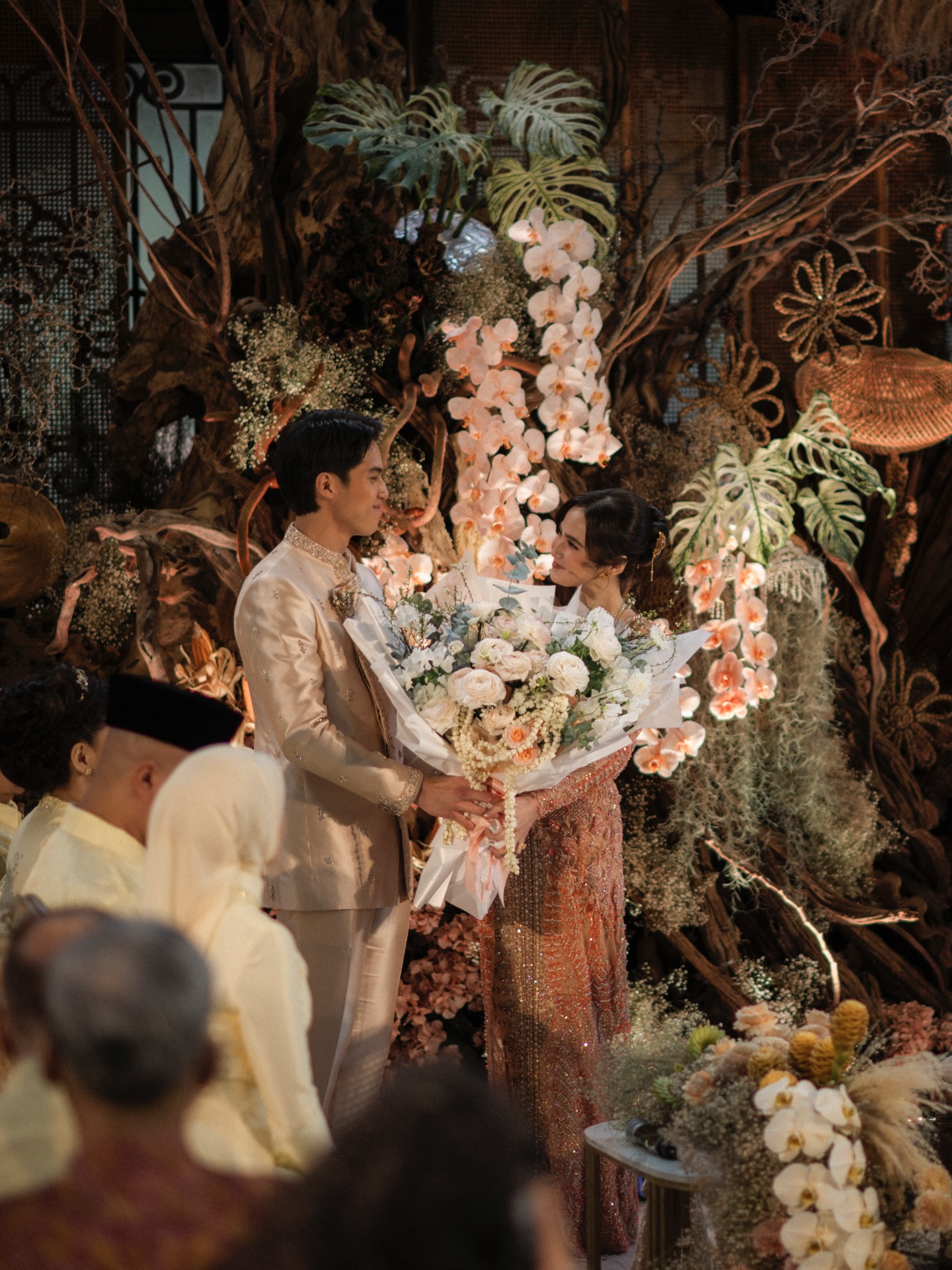 Potret anggun Syifa Hadju saat menerima bouquet dari El Rumi.