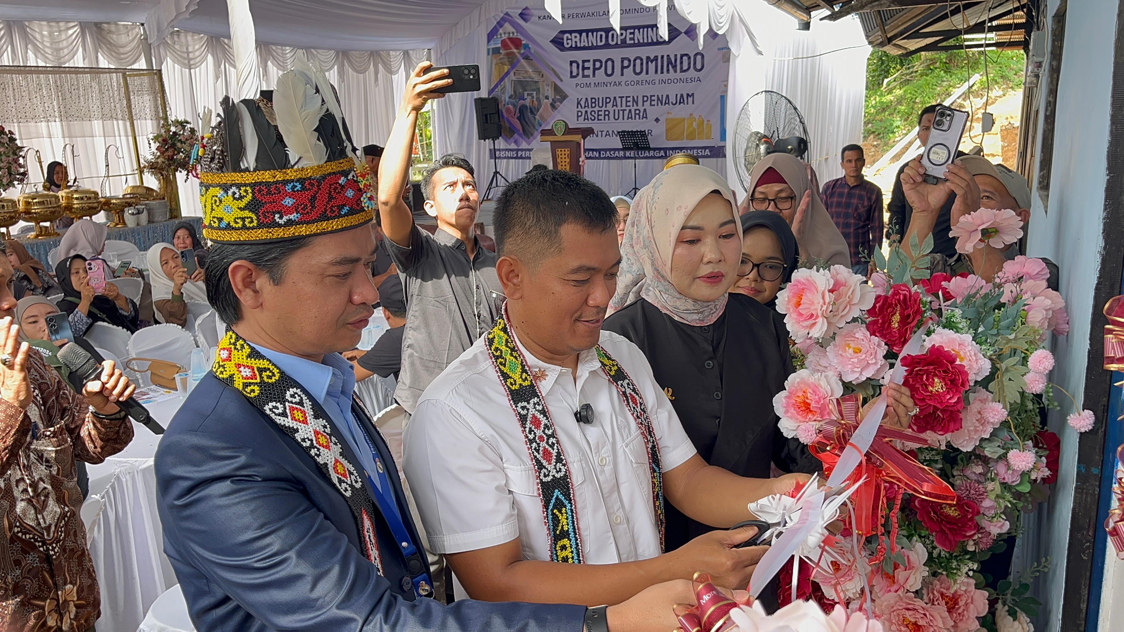 PERESMIAN: Kepala Dinas KUKM Perindag PPU Margono Hadi Sutanto (tengah) bersama Yaya Sumantri (kiri) serta Komariah meresmikan Depo Pomindo di Desa Labangka.