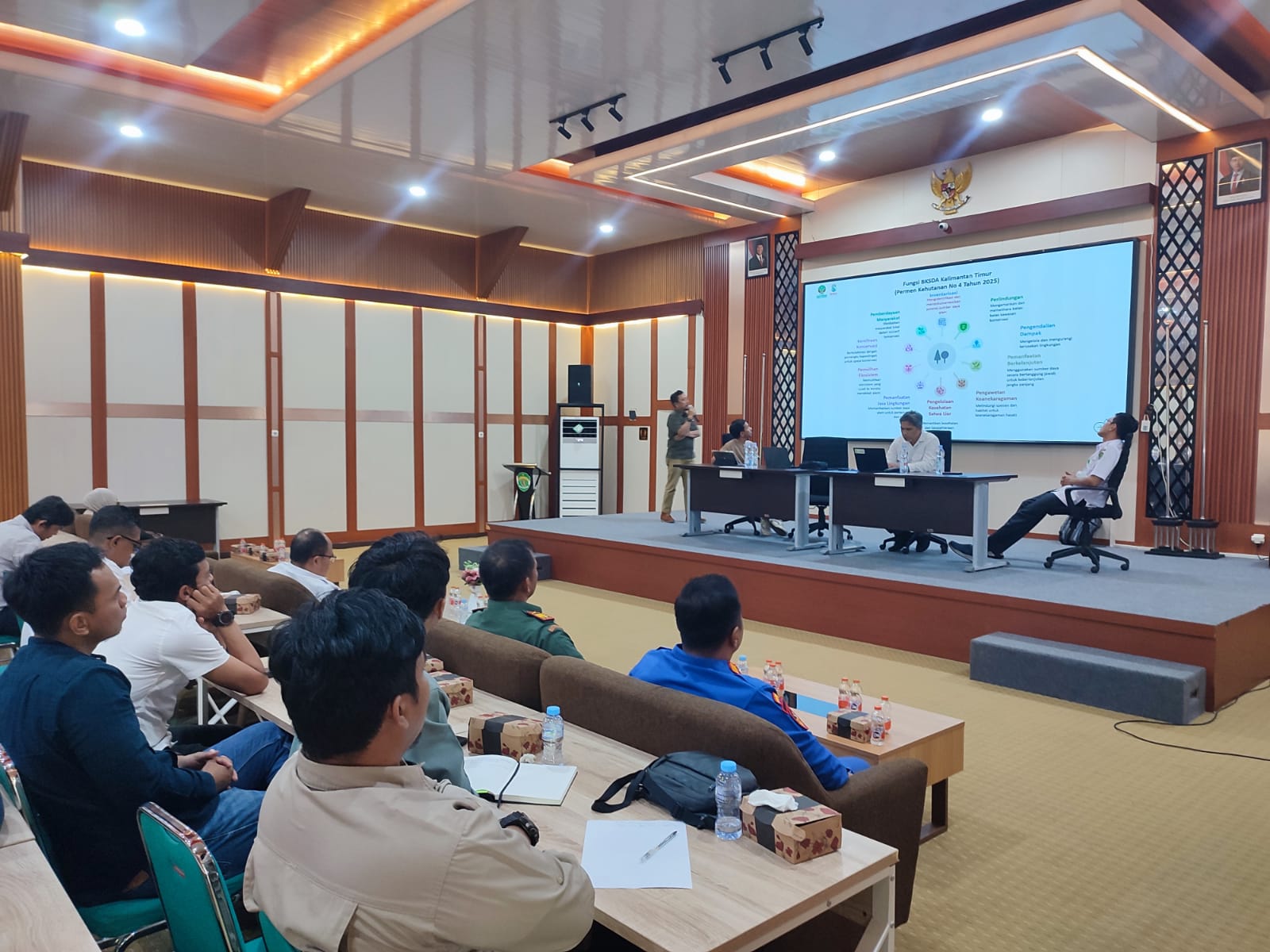 UNTUK LINGKUNGAN: Diskusi publik membahas konservasi dan ekosistem alam di Kabupaten Paser digelar Komunitas Konservasi untuk Masa Depan (Kuntumm), Rabu (21/1). NAJIB/KP